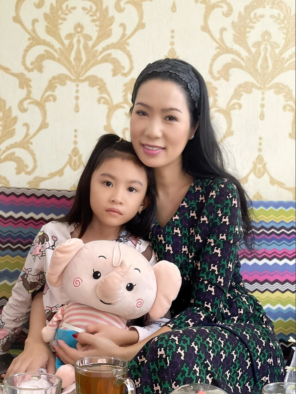 NSƯT Trịnh Kim Chi và con gái của diễn viên Thương Tín. Ảnh: FBNV NSƯT Trịnh Kim Chi và con gái của diễn viên Thương Tín. Ảnh: FBNV