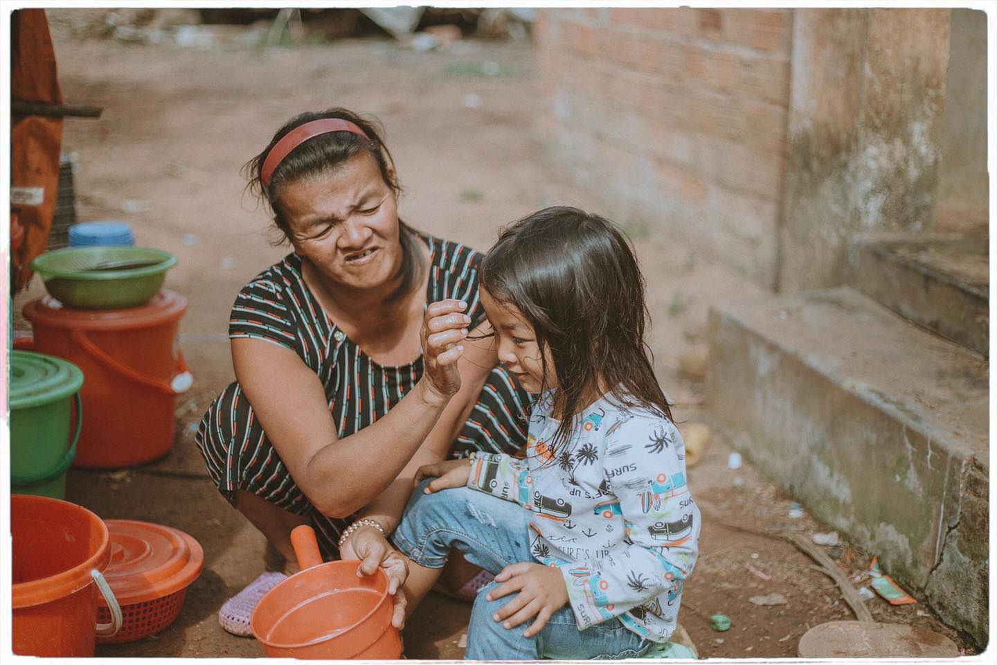 Cảm động câu chuyện người mẹ đầu óc không bình thường, phải nuôi con một mình - Ảnh 3 Cảm động câu chuyện người mẹ đầu óc không bình thường, phải nuôi con một mình - Ảnh 3