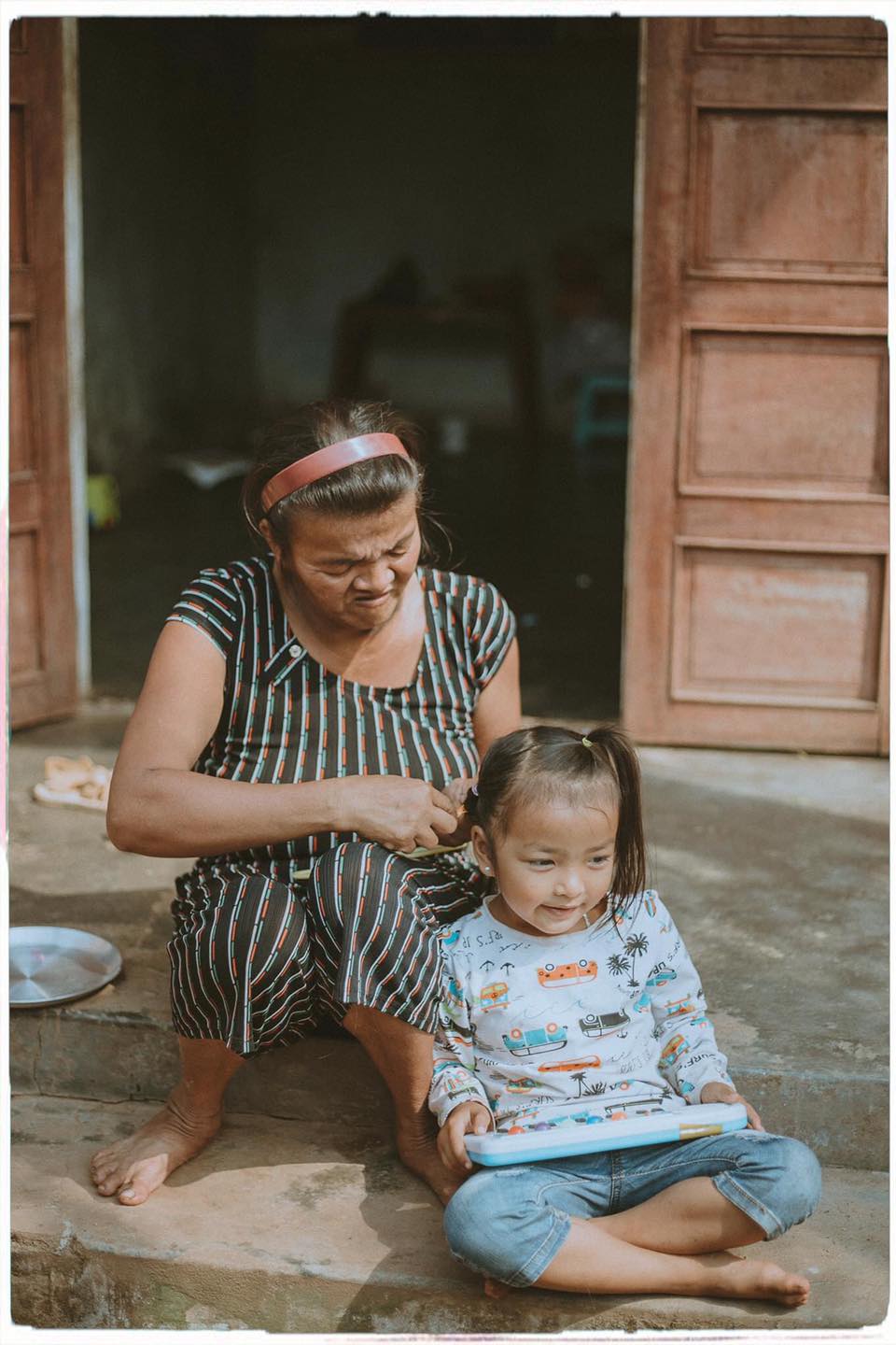Cảm động câu chuyện người mẹ đầu óc không bình thường, phải nuôi con một mình - Ảnh 1 Cảm động câu chuyện người mẹ đầu óc không bình thường, phải nuôi con một mình - Ảnh 1
