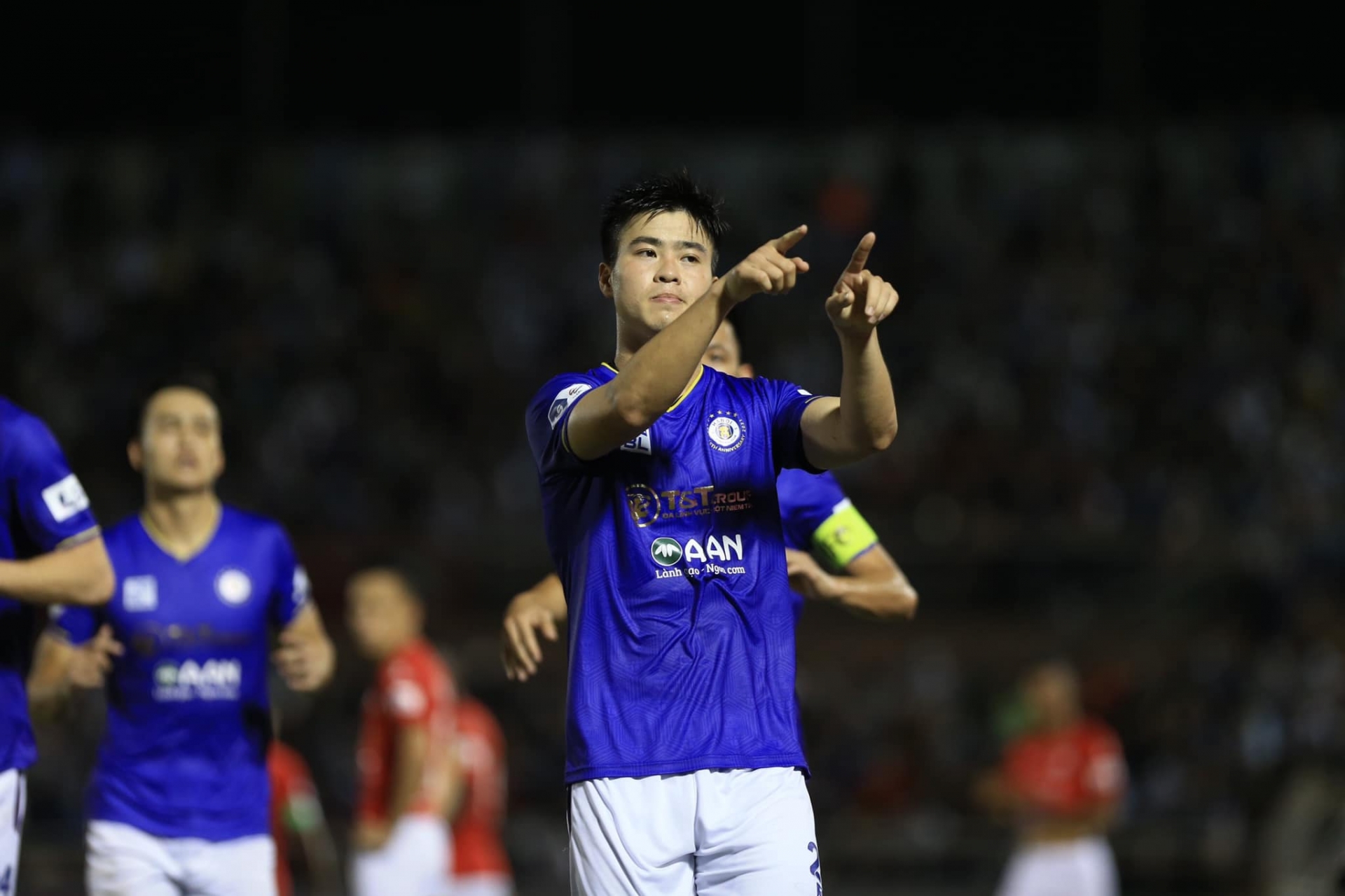 Duy Mạnh không cầm được nước mắt khi chứng kiến người đồng đội thân thiết gặp chấn thương nặng. Ảnh: Internet