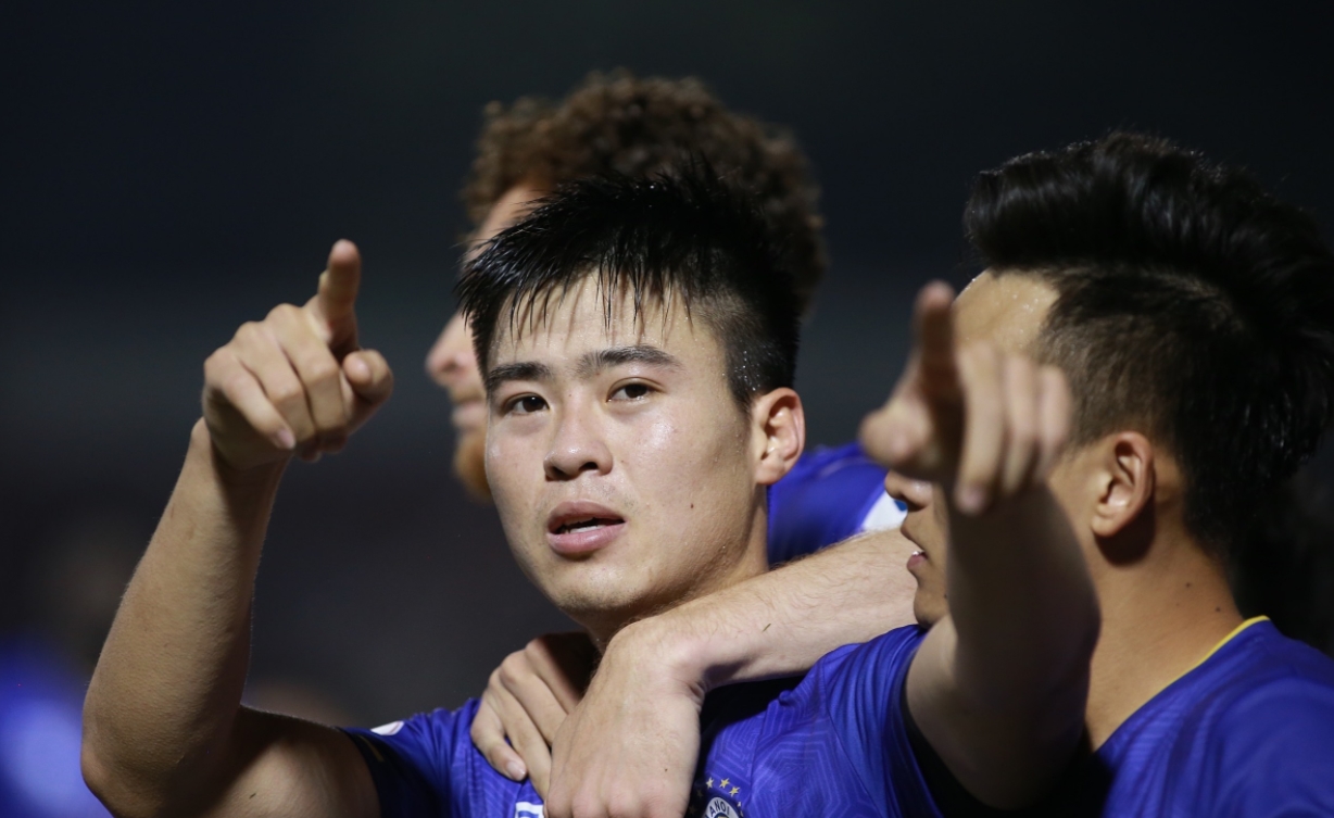 Ngay sau tình huống này, CLB Hà Nội đã có bàn thắng mở tỷ số được ghi do công của Đỗ Duy Mạnh. Trung vệ của đội bóng Thủ đô mắt đỏ hoe ăn mừng tri ân đồng đội. Ảnh: Internet