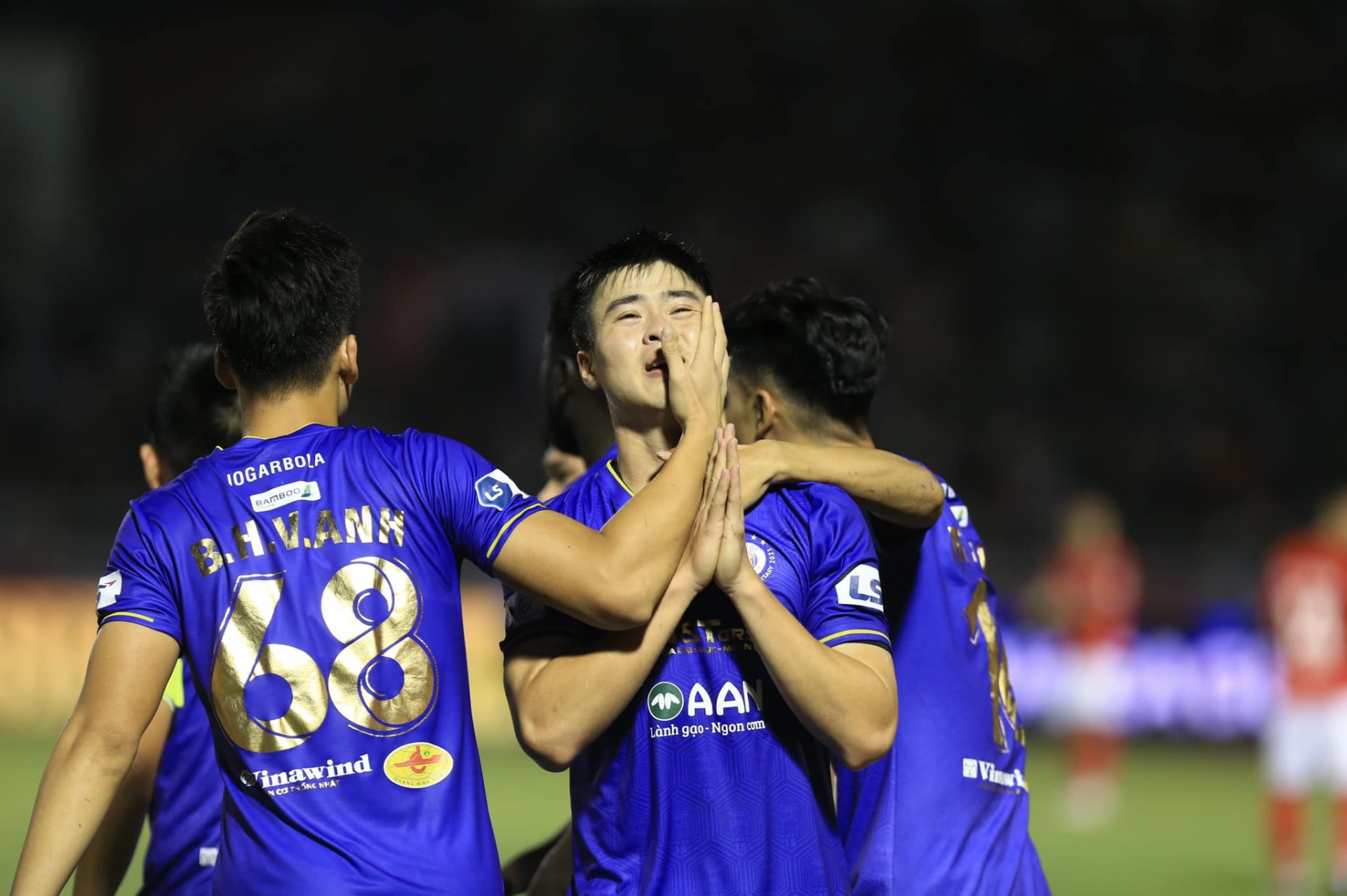 Duy Mạnh chắp tay cầu nguyện cho những điều tốt đẹp nhất đến với Đỗ Hùng Dũng. Ảnh: Internet