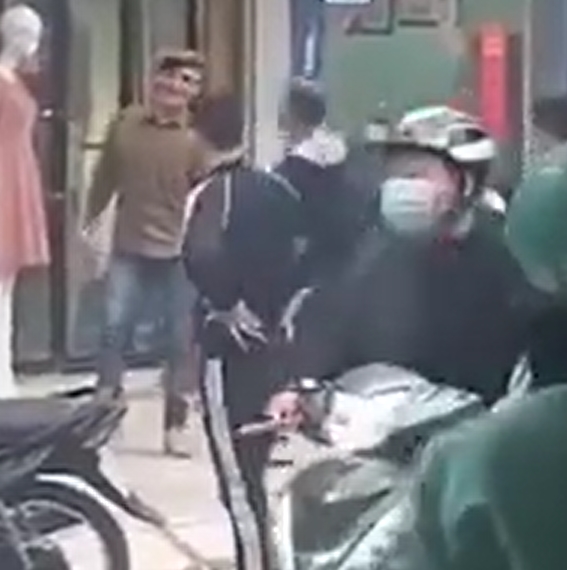 Nam thanh niên có ý định can ngăn thì bị đồng đội của cô gái áo trắng kia lao vào hành hung. Ảnh chụp từ clip Nam thanh niên có ý định can ngăn thì bị đồng đội của cô gái áo trắng kia lao vào hành hung. Ảnh chụp từ clip