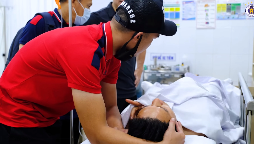 Hoàng Thịnh vào viện trong đêm để hỏi thăm tình hình sức khỏe của Hùng Dũng. Ảnh: HNFC Hoàng Thịnh vào viện trong đêm để hỏi thăm tình hình sức khỏe của Hùng Dũng. Ảnh: HNFC