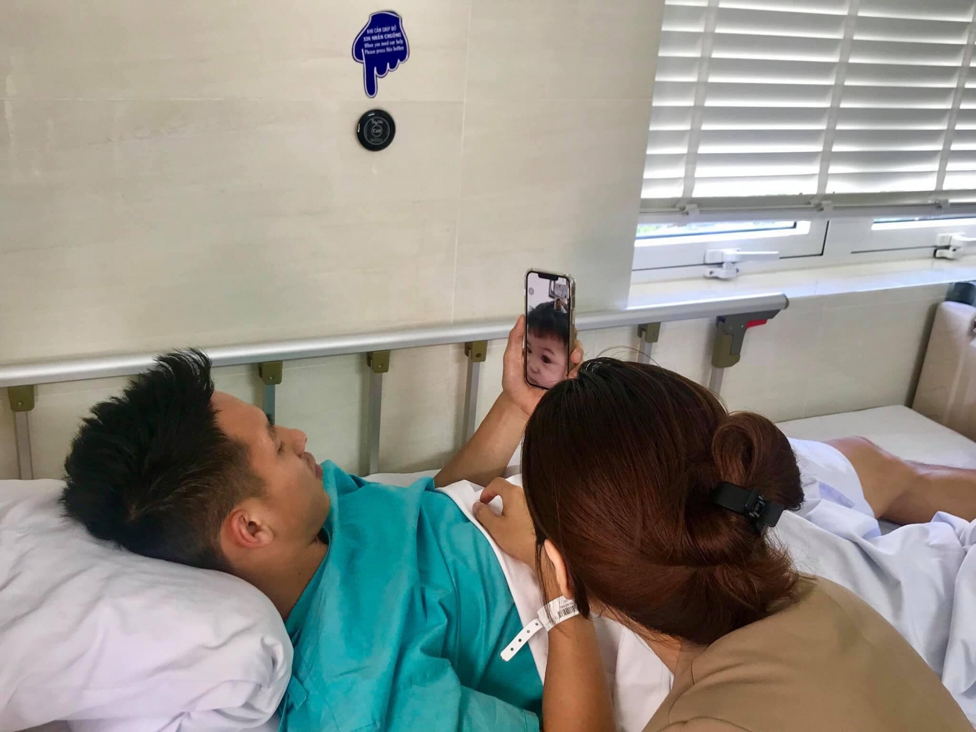 Tiền vệ CLB Hà Nội tranh thủ gọi điện về cho con trai trước khi bước vào ca phẫu thuật. Ảnh: Internet