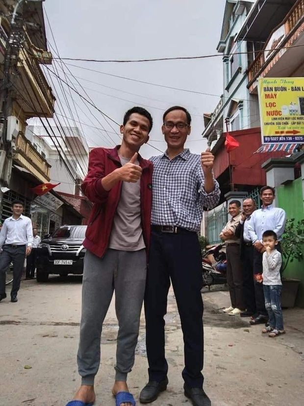 Anh Mạnh và bố của bé gái. Ảnh: Internet Anh Mạnh và bố của bé gái. Ảnh: Internet