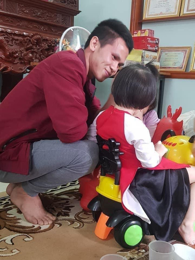 'Người hùng' Nguyễn Ngọc Mạnh và bé gái rơi từ tầng 13 của căn chung cư hội ngộ vào ngày 22/3 vừa qua. Ảnh: Internet 'Người hùng' Nguyễn Ngọc Mạnh và bé gái rơi từ tầng 13 của căn chung cư hội ngộ vào ngày 22/3 vừa qua. Ảnh: Internet