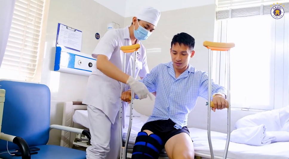 Anh được bác sĩ hỗ trợ để có những bước đi đầu tiên sau khi phẫu thuật. Ảnh: HNFC Anh được bác sĩ hỗ trợ để có những bước đi đầu tiên sau khi phẫu thuật. Ảnh: HNFC