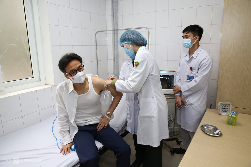 Phó Thủ tướng Vũ Đức Đam tiêm thử vaccine Nanocovax sáng ngày 26/3. Ảnh: VNE Phó Thủ tướng Vũ Đức Đam tiêm thử vaccine Nanocovax sáng ngày 26/3. Ảnh: VNE