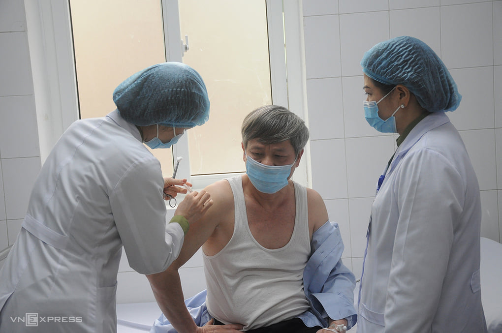 Thứ trưởng Bộ Khoa học & Công Nghệ tiêm mũi vaccine thử nghiệm thứ 2. Ảnh: VNE Thứ trưởng Bộ Khoa học & Công Nghệ tiêm mũi vaccine thử nghiệm thứ 2. Ảnh: VNE