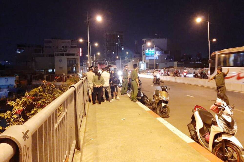 Lực lượng cứu hộ đã lập tức điều động phương tiện để lặn mò nam thanh niên nhảy cầu sông Sài Gòn. Ảnh: Internet