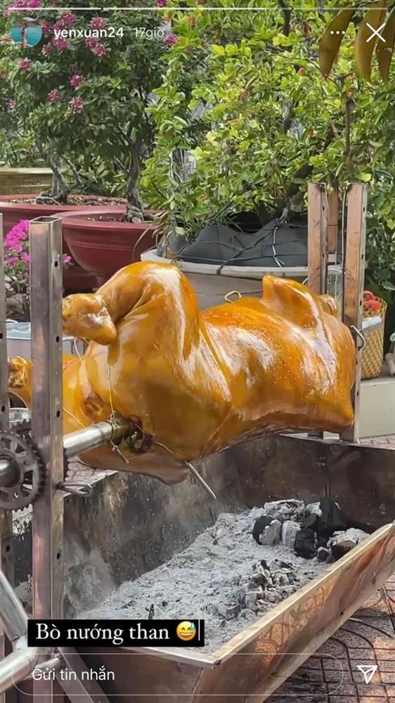 Yến Xuân đăng tải hình ảnh gia đình chuẩn bị chú bò 'siêu to khổng lồ' để đón tiếp Đặng Văn Lâm. Ảnh: FBNV Yến Xuân đăng tải hình ảnh gia đình chuẩn bị chú bò 'siêu to khổng lồ' để đón tiếp Đặng Văn Lâm. Ảnh: FBNV