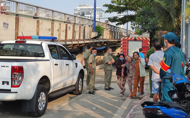 Người thân của các nạn nhân tại hiện trường vô cùng bàng hoàng khi cả một gia đình đã mất sau vụ hỏa hoạn. Ảnh: Internet Người thân của các nạn nhân tại hiện trường vô cùng bàng hoàng khi cả một gia đình đã mất sau vụ hỏa hoạn. Ảnh: Internet