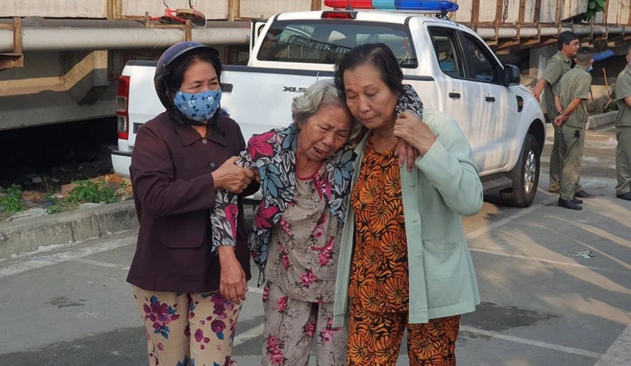 Mẹ đẻ của chủ hộ gia đình phải cần người thân dìu đi sau khi nghe tin con gái, cháu ngoại và chắt đều đã qua đời. Ảnh: Internet