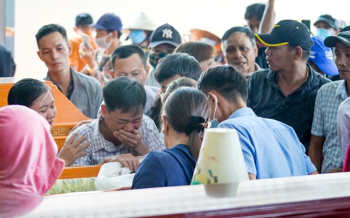 Không chỉ người thân mà ngay cả hàng xóm đến viếng cũng không thể kìm nổi nước mắt trước những mất mát quá lớn này. Ảnh: Internet