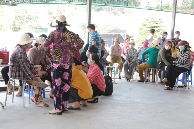 Những chiếc quan tài được lần lượt đưa vào trong khu vực tổ chức lễ. Có rất đông người dân địa phương đến thăm hỏi, thắp nén nhang chia buồn các nạn nhân xấu số. Ảnh: Internet