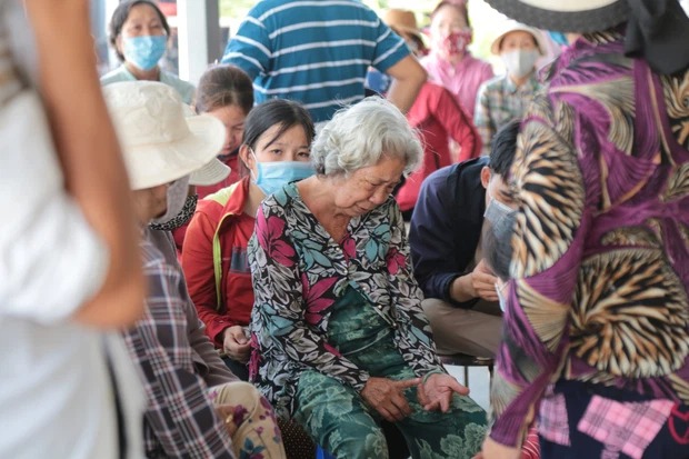 Những mất mát với bà Võ Thị Biết (75 tuổi, mẹ vợ ông Lục Chí Tâm - nạn nhân duy nhất sống sót sau vụ việc) là quá lớn. Cùng một lúc, bà đã phải đưa tiễn quá nhiều người thân trong gia đình. Ảnh: Internet