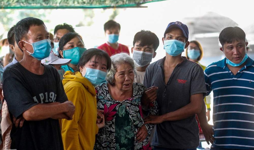 Cơ sở mai táng trên đường Lê Văn Thịnh chiều 30/3 chìm trong không khí tang thương. Họ hàng nạn nhân bật khóc nức nở nhìn mặt người thân lần cuối. Ảnh: Internet