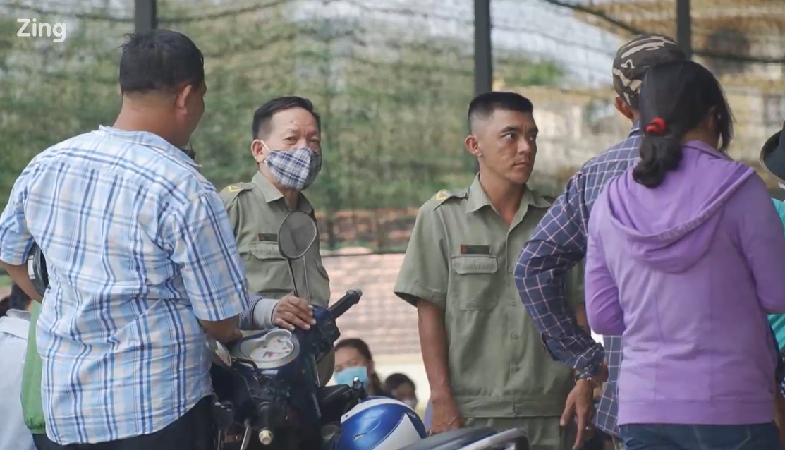 Lực lượng chức năng có mặt tại đám tang để đảm bảo an ninh. Ảnh: Zing Lực lượng chức năng có mặt tại đám tang để đảm bảo an ninh. Ảnh: Zing