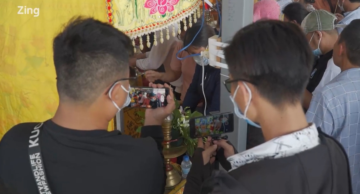 Youtuber chen chúc livestream đám tang 6 nạn nhân trong vụ hỏa hoạn Youtuber chen chúc livestream đám tang 6 nạn nhân trong vụ hỏa hoạn
