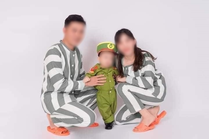 Màn chụp ảnh gia đình gây khó hiểu: Bố mẹ mặc áo tù, để con đóng giả làm lực lượng chức năng - Ảnh 3 Màn chụp ảnh gia đình gây khó hiểu: Bố mẹ mặc áo tù, để con đóng giả làm lực lượng chức năng - Ảnh 3