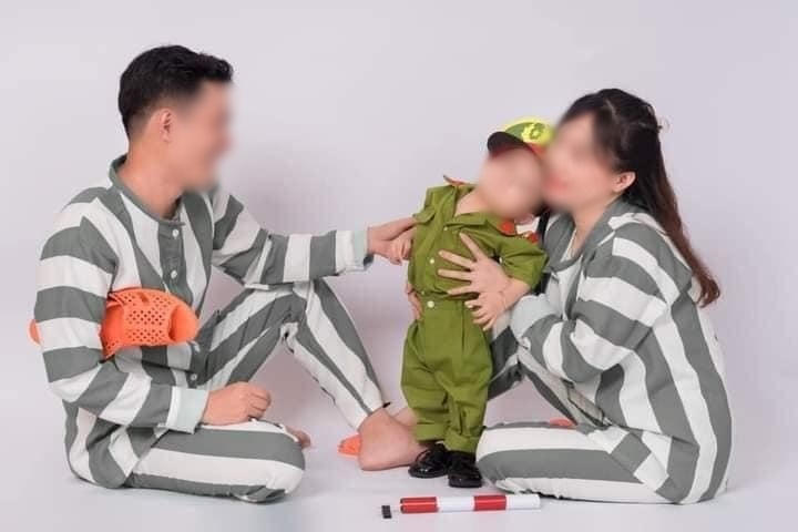 Màn chụp ảnh gia đình gây khó hiểu: Bố mẹ mặc áo tù, để con đóng giả làm lực lượng chức năng - Ảnh 2 Màn chụp ảnh gia đình gây khó hiểu: Bố mẹ mặc áo tù, để con đóng giả làm lực lượng chức năng - Ảnh 2