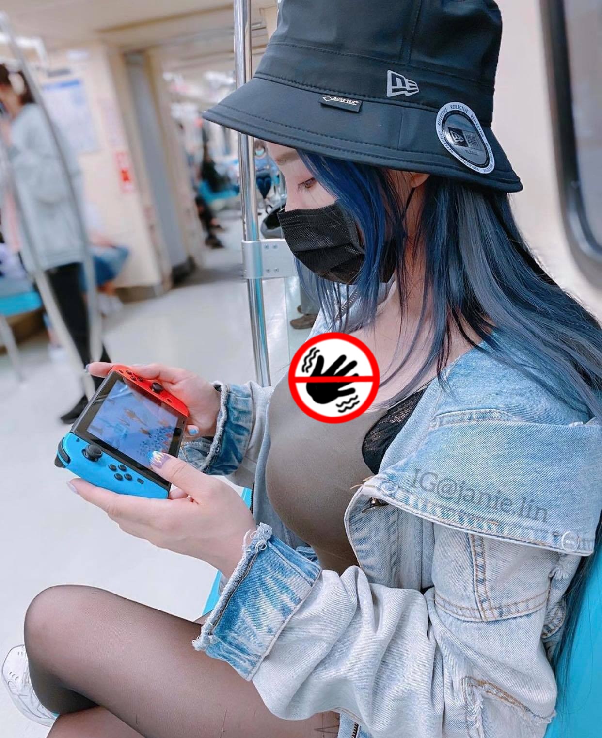 Youtuber Janie Lin từng khiến dân tình chú ý với bộ trang phục 'mát mẻ' trên chuyến tàu điện ngầm. Ảnh: Internet