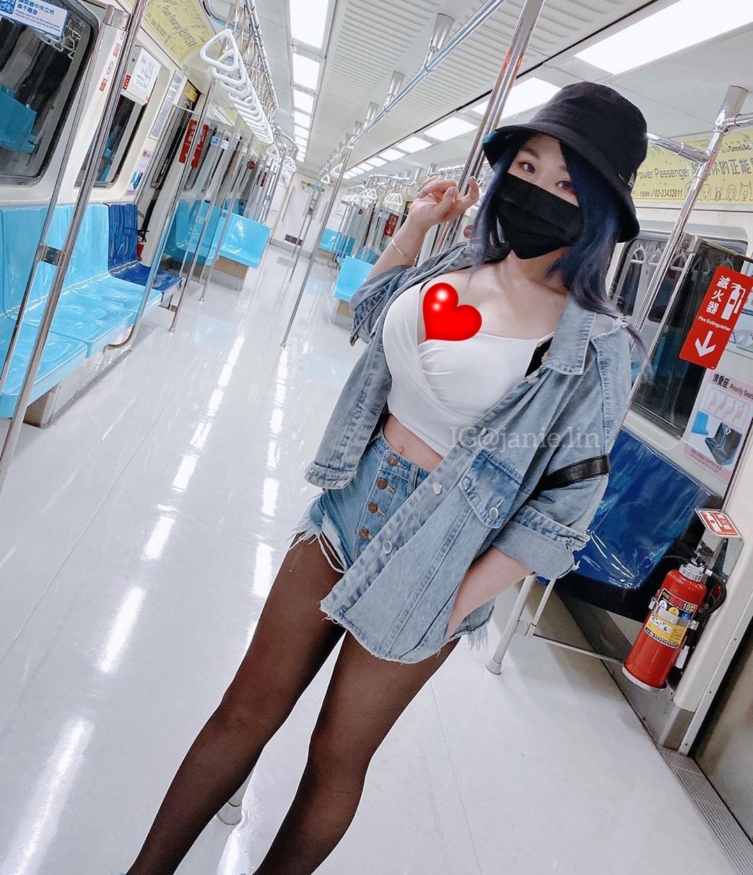 Đây không phải lần đầu tiên các cô nàng hot girl 'mặc như không mặc' và biến tàu điện ngầm thành sàn catwalk cho riêng mình. Ảnh: Internet