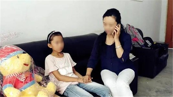 Phụ huynh gọi điện ngay cho cô giáo để chất vấn nhưng rồi nhận ra sai lầm từ chính bản thân mình. Ảnh: Internet Phụ huynh gọi điện ngay cho cô giáo để chất vấn nhưng rồi nhận ra sai lầm từ chính bản thân mình. Ảnh: Internet