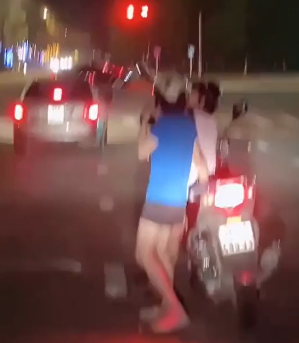 Hai cô gái dừng đèn đỏ còn phải phá lên cười vì pha xử lý quá cồng kềnh. Ảnh chụp màn hình