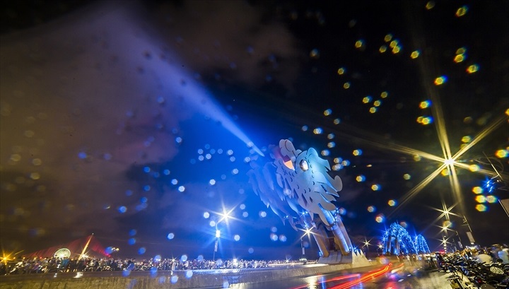 Thế nên nếu có dịp đến với cầu Rồng và ngắm màn phun nước, hãy chuẩn bị kĩ càng để không bị ướt người nhé. Ảnh: Internet