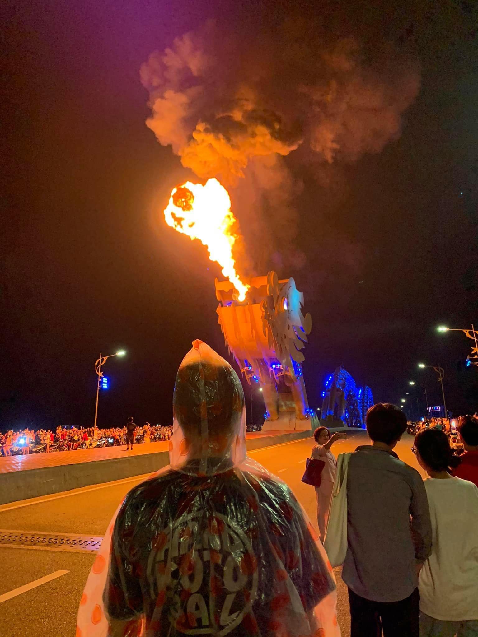 Anh vẫn lạc quan giữa đám đông bởi cái kết chuẩn bị đến. Ảnh: MXH