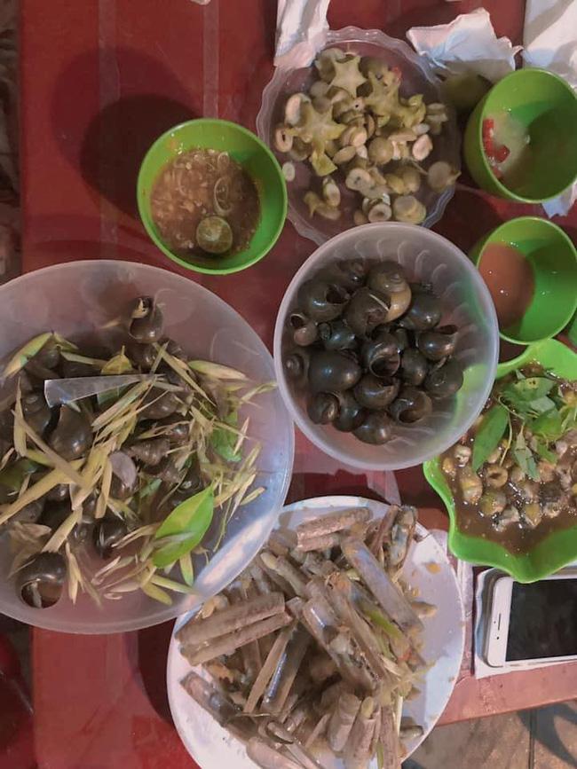 Một buổi ăn ốc khiến hai cô gái trẻ như cảm thấy 'trúng gió'. Ảnh: FBNV