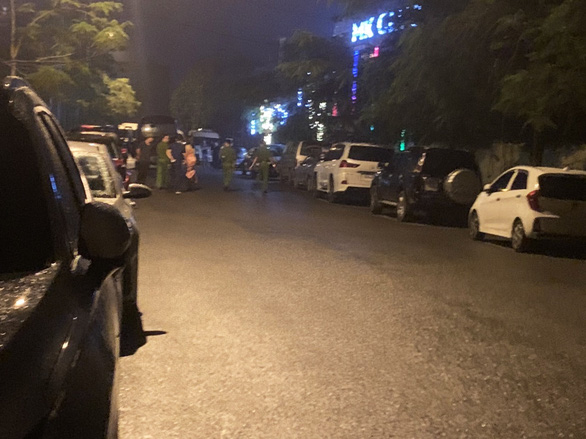 Lực lượng chức năng phong tỏa quán bar vào đêm ngày 25, rạng sáng ngày 26/4. Ảnh: Tuổi Trẻ Lực lượng chức năng phong tỏa quán bar vào đêm ngày 25, rạng sáng ngày 26/4. Ảnh: Tuổi Trẻ