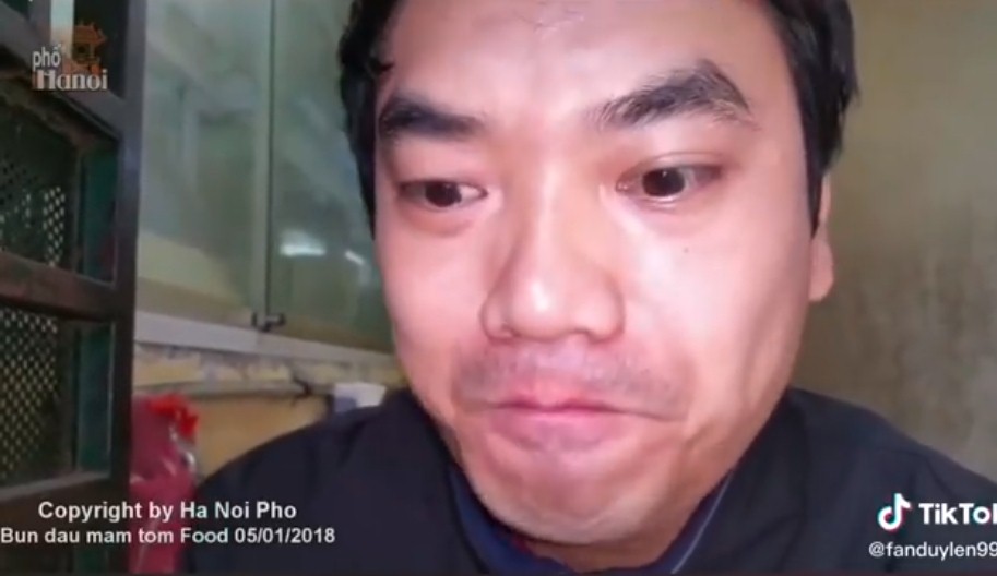Youtuber Duy Nến với những đoạn clip review ẩm thực nhưng lại thể hiện sự thiếu kiến thức. Ảnh: Internet Youtuber Duy Nến với những đoạn clip review ẩm thực nhưng lại thể hiện sự thiếu kiến thức. Ảnh: Internet