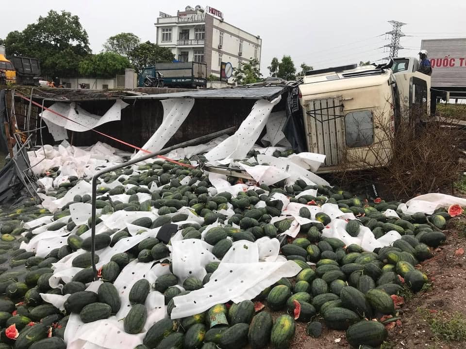 Tài xế làm lật xe chở dưa hấu xuống ruộng, người dân không hôi của còn chung tay giải cứu - Ảnh 5