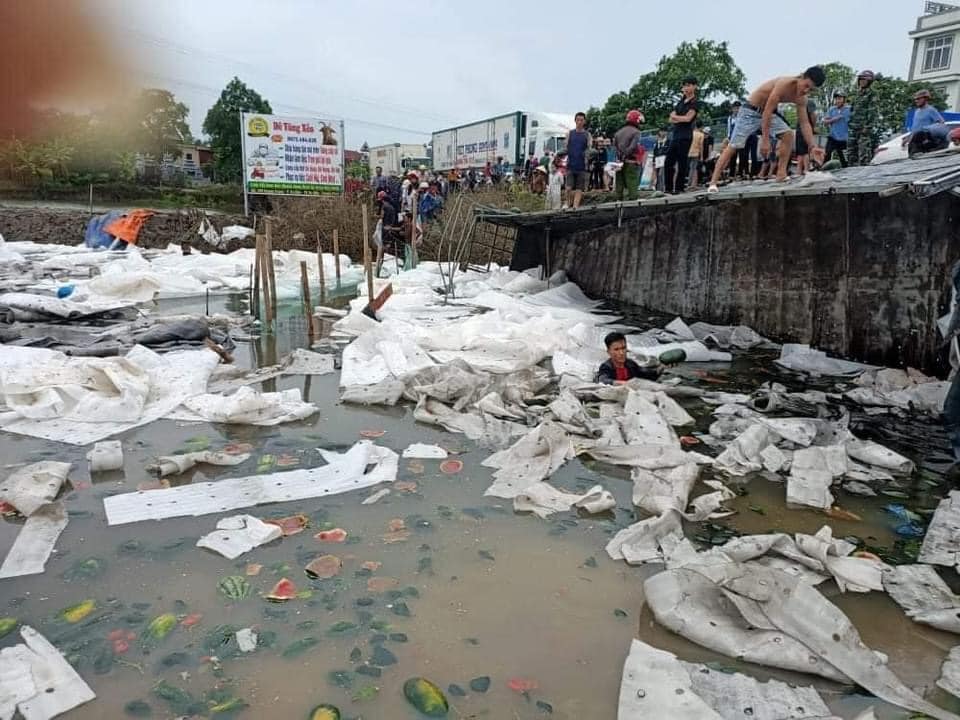 Tài xế làm lật xe chở dưa hấu xuống ruộng, người dân không hôi của còn chung tay giải cứu - Ảnh 4