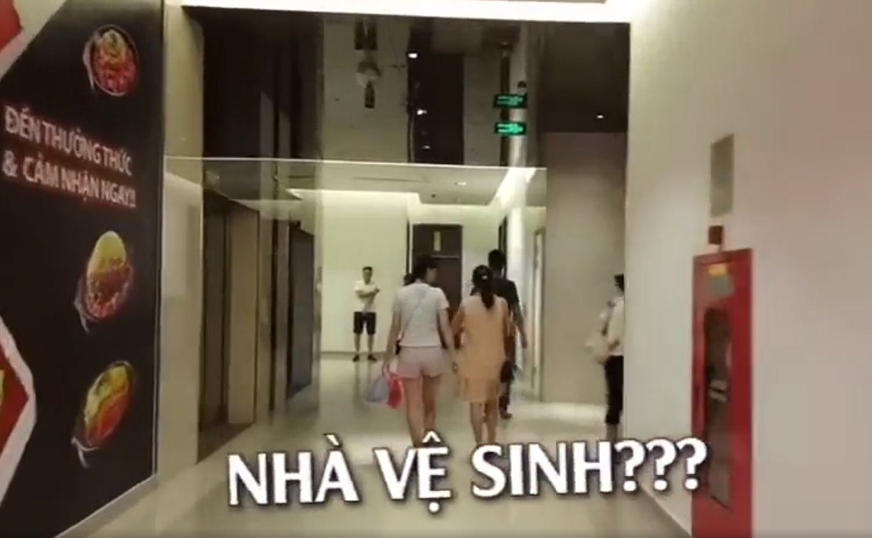 Youtuber này đi review nhà vệ sinh ở trung tâm thương mại. Ảnh: Internet
