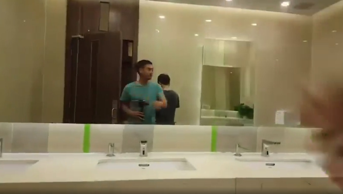 Thản nhiên mang máy quay vào phòng vệ sinh công cộng. Ảnh: Internet