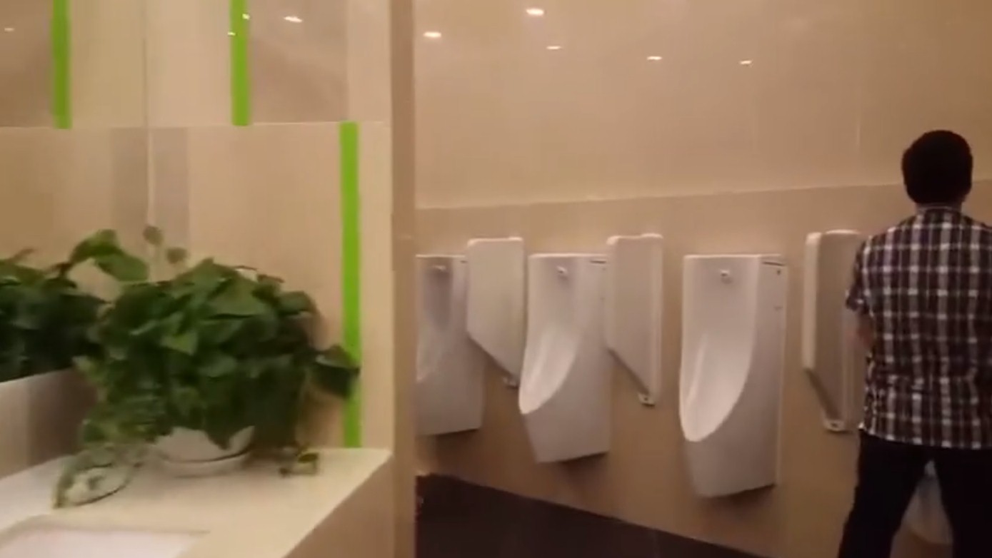 Trong khi người ta đang thản nhiên 'hành sự', Duy Nến vẫn quay như chẳng có gì xảy ra. Ảnh: Internet