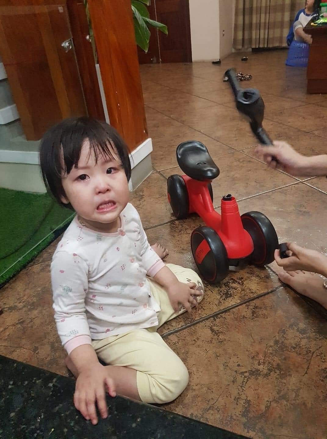 Cô con gái luyện nghề 'dân tổ' từ bé với tuyệt chiêu bốc đầu xe 3 bánh gãy cả phần điều khiển. Ảnh: Internet