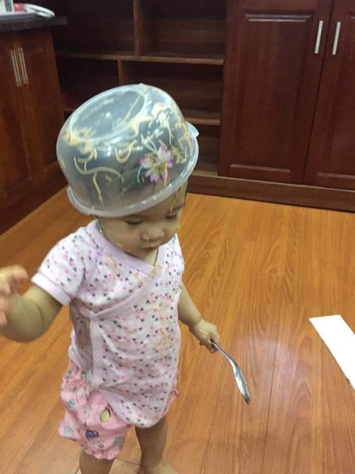 Người ta thường nói con gái là người tình kiếp trước của bố. 'Người tình' này úp cả tô mì lên đầu thì có lẽ mẹ cũng thêm phần tự tin hơn. Ảnh: Internet