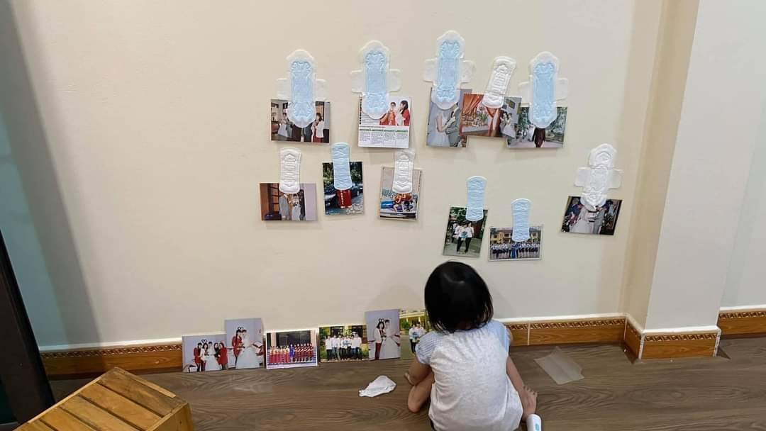 Lâu lâu dán ảnh gia đình lên tường để tăng tình cảm nhưng nhìn thấy có gì đó sai sai. Ảnh: Internet