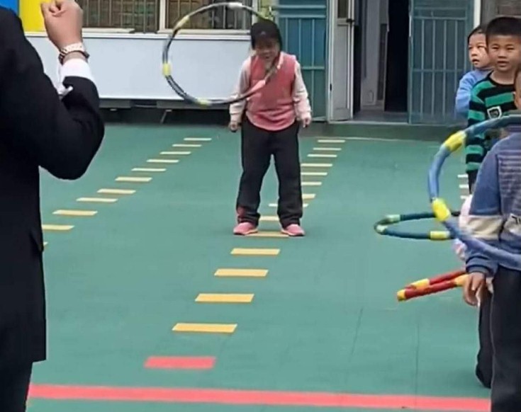 'Người tình kiếp trước của bố' có màn lắc vòng không giống ai. Ảnh: Internet