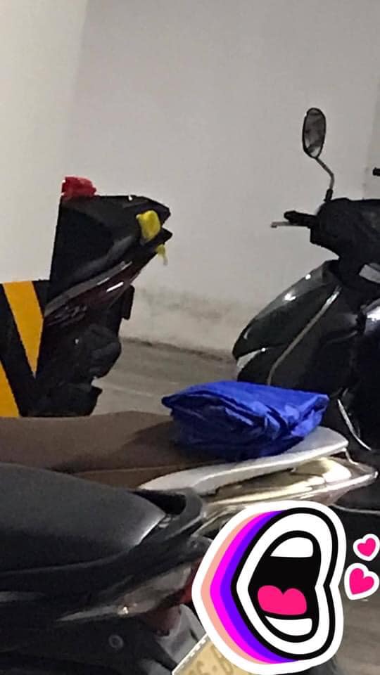 Những chiếc áo mưa được gấp gọn gàng và để ở yên xe. Ảnh: FBNV