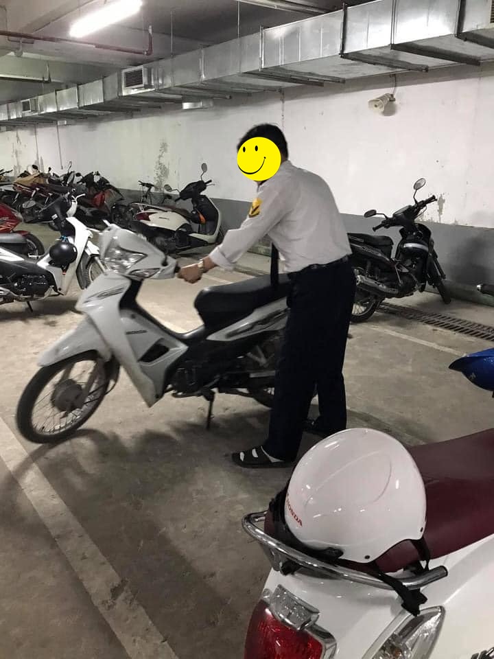 Bác bảo vệ tốt bụng và hành động nhỏ nhưng đầy ý nghĩa. Ảnh: FBNV