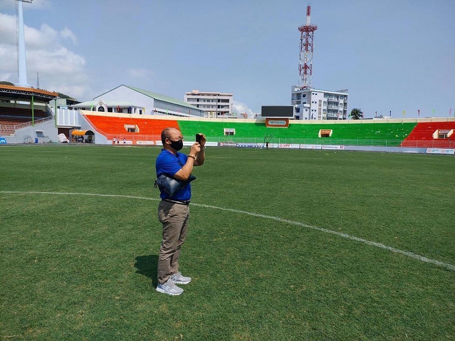 HLV Park Hang Seo kiểm tra SVĐ Quy Nhơn trong một lần dự khán trận đấu tại đây. Ảnh: Internet HLV Park Hang Seo kiểm tra SVĐ Quy Nhơn trong một lần dự khán trận đấu tại đây. Ảnh: Internet