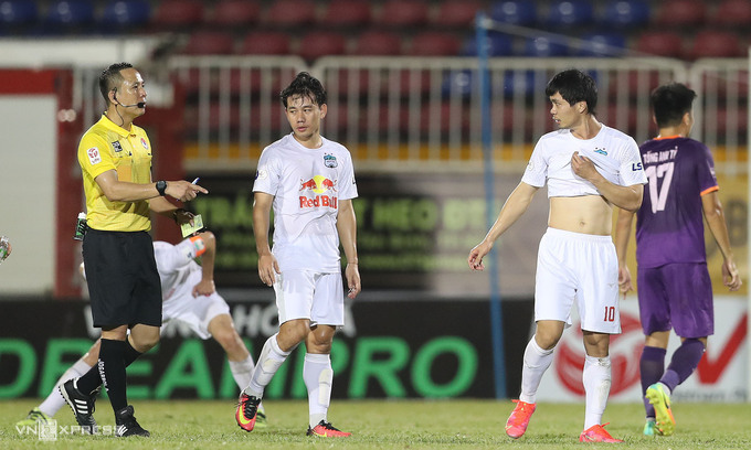 Tiền đạo của HAGL không phải nhận bất kỳ án phạt nào sau hành động này. Ảnh: VNE