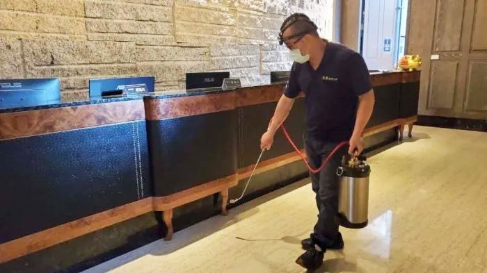 Nhà hàng phải đóng cửa để vệ sinh trong ngày hôm sau vì 'cơn mưa' gián. Ảnh: Internet