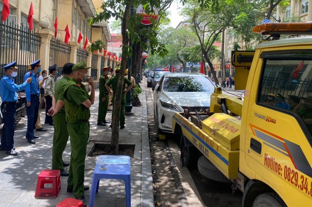 Lực lượng chức năng tiến hành cẩu xe đỗ sai quy định. Ảnh: Internet